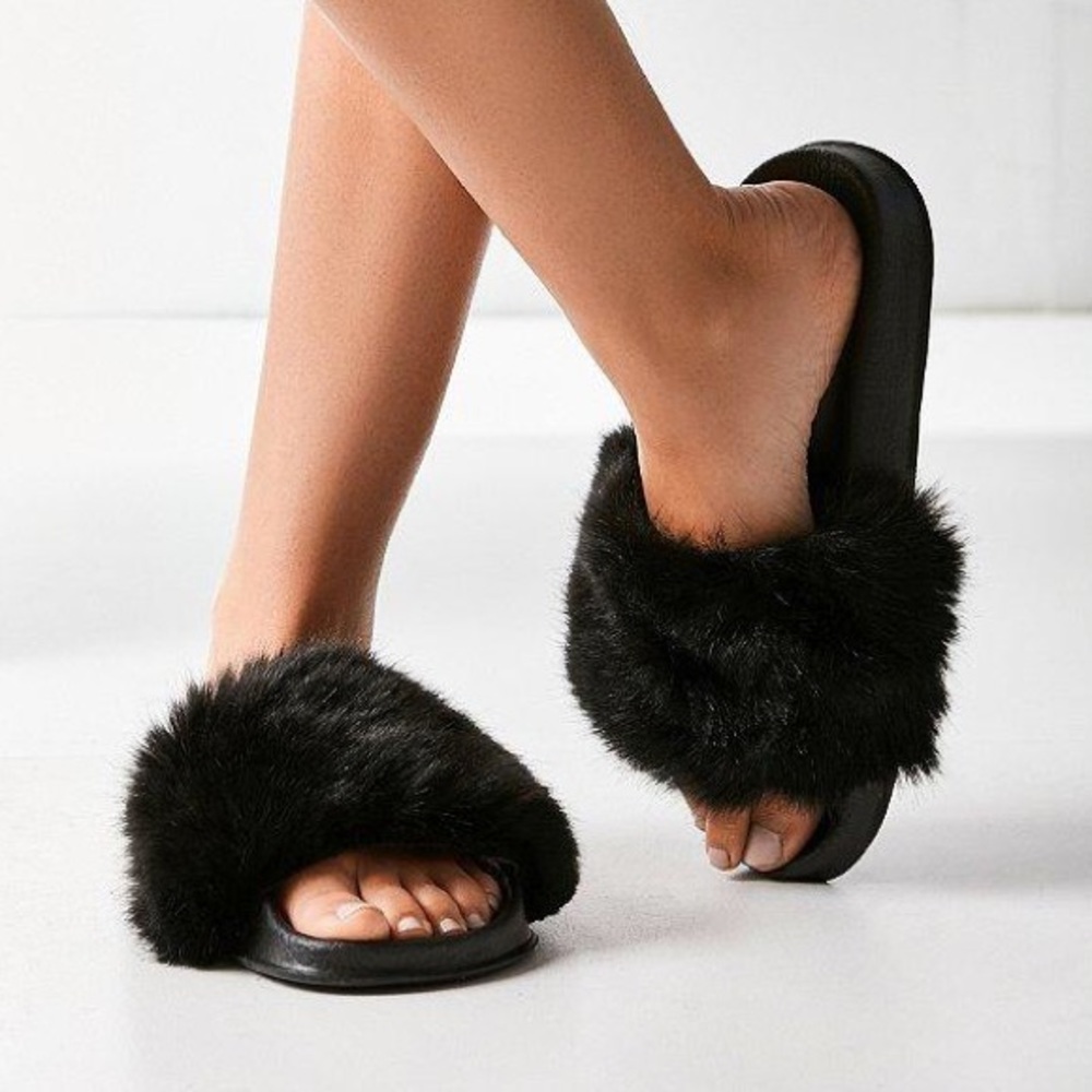 **SOLD** Faux Fur Slides